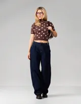 Sweater de punto color chocolate con estampado de lunares rosados, cuello alto y mangas cortas. Presenta un calce ajustado al cuerpo con terminaciones acanaladas en cuello, mangas y ruedo.