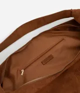 Bolso hobo de gamuza color marrón, con forma de media luna, cierre de cremallera y bretel ancho.