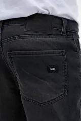 Pantalón jean de corte recto color gris oscuro, con lavado gastado.