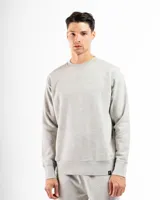 Buzo de felpa con cuello redondo, diseño liso y corte clásico. Presenta puños y ruedo acanalados, con un pequeño detalle de etiqueta en el lateral inferior.