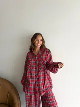 Conjunto de dos piezas compuesto por camisa de manga larga con botones y pantalón de corte recto y holgado, ambos confeccionados en tela de viyela con estampado de cuadros en tonos blanco y negro.