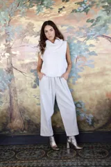 Pantalón babucha color beige, de pana, con bolsillos laterales y cintura elastizada.