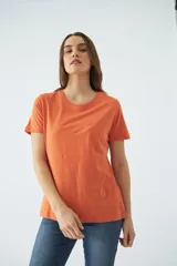 Remera básica de dama con escote redondo y mangas cortas, de calce regular.