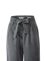Pantalón de jean color gris con efecto lavado, de corte recto y tiro alto. Cuenta con cintura elástica en la parte posterior, cierre frontal con lazo ajustable y bolsillos laterales.