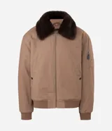 Campera bomber de sarga color tostado con cuello desmontable de pelo sintético oscuro. Presenta cierre frontal de cremallera, puños y cintura acanalados, y bolsillos laterales.