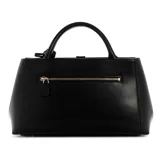 Cartera Guess modelo Carrie de color negro, confeccionada en símil cuero con herrajes dorados. Presenta doble asa superior, una correa ajustable para el hombro y un dije decorativo con candado. Cuenta con el logo de la marca en el frente y una tira con cierre de broche magnético.