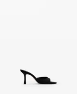 Sandalias de tacón de aguja, color negro, confeccionadas en tejido de terciopelo con diseño destalonado, puntera abierta y tira frontal.