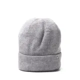 Gorro tipo beanie de tejido acrílico con textura acanalada y etiqueta pequeña con logo en el lateral.
