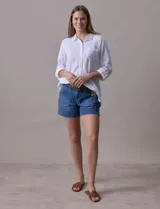 Camisa de lino marca Dash, color beige con rayas verticales blancas, cuello con solapa, cierre frontal de botones, bolsillo aplicado en el pecho y mangas largas con sistema para arremangar mediante presilla y botón.