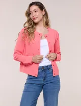 Camperita de tela liviana color beige, de silueta entallada con cuello a la base y abotonadura frontal con botones a tono. Cuenta con dos bolsillos con solapa en el frente, mangas largas con puños abotonados y largo a la cintura.