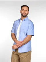Camisa celeste de manga corta, con cuello clásico y cierre frontal con botones.
