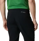 Pantalón de senderismo Columbia modelo Titan Pass, color negro, con diseño técnico de alto rendimiento. Cuenta con bolsillos laterales y bolsillo cargo con cierre, cintura elástica con cinturón integrado y tejido elástico en cuatro direcciones con tecnología de repelencia avanzada.