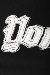 Remera de morley de manga corta, color gris, ajustada al cuerpo y elastizada, con bordado estilo college con la inscripción 'New York' en el pecho.