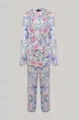 Conjunto de dos piezas con estampado floral en tonos pastel, compuesto por un blazer cruzado con lazo en la cintura y pantalón de calce fluido.