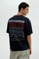 Remera negra de algodón de peso medio, corte holgado (Loose Fit), con cuello redondo. Estampado frontal con el logo de Guns N' Roses, una calavera con una rosa y una cadena, y el texto "Appetite for Destruction 1987-1988".