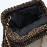Bolso tipo sobre de estructura rígida, tejido en fibras naturales con un patrón de color marrón y negro. Cuenta con una cadena metálica dorada fina como correa.