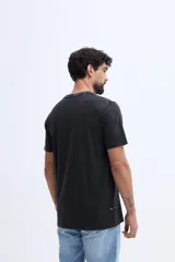 Remera Brooksfield de manga corta, color celeste con efecto gastado, fit regular y cuello redondo.