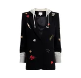 Blazer negro con capucha gris, solapas con muescas, cierre con botones y bolsillos con solapa en la parte delantera. Decorado con parches bordados de corazones, estrellas y otros motivos.
