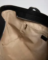 Cartera tipo tote bag de cuero sintético negro, con doble asa de hombro y detalles de tachas metálicas plateadas en los laterales frontales.