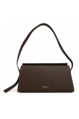 Cartera tipo bandolera de Daniel Cassin, color marrón, con diseño estructurado de líneas geométricas, asa de hombro y detalle de costuras blancas a contratono. Cuenta con el logotipo de la marca impreso en tono dorado en la parte frontal.