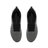 Championes de running 361 Protective Running, color gris con detalles en azul y amarillo. Cuentan con tecnología RAIN AWAY que los mantiene secos y cómodos, entresuela con tecnología QUIKFOAM para absorción de impactos y suela exterior de caucho antideslizante.