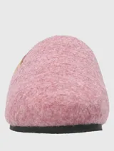 Pantuflas de fieltro color rosado con interior y ribete celeste, suela de goma y detalle de etiqueta lateral con la marca.