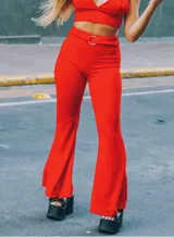 Pantalón oxford rojo de crepé, tiro alto con presillas y cinturón con hebilla metálica circular.