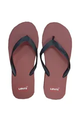 Ojotas Levi's con base en color rojizo y tiras en color azul marino. Presentan el logo de la marca estampado en la plantilla y grabado en relieve en las tiras.