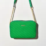 Bandolera rectangular color verde con textura tejida, cierre superior y correa combinada de cuero y cadena dorada.