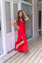 Vestido azul eléctrico de muselina con tirantes finos y escote en V. Corte suelto y largo midi.