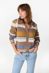 Cardigan de punto a rayas horizontales en tonos marrón, blanco, mostaza y azul, con cuello camisero de crochet, mangas largas y cierre frontal de botones.
