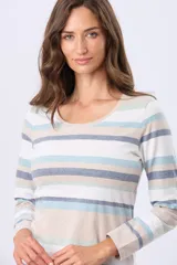 Remera de algodón de manga larga con escote redondo y estampado de rayas horizontales en tonos rosado, gris y beige.