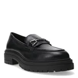 Mocasines de cuero negro con suela track dentada y detalle de herraje metálico plateado sobre el empeine.