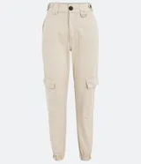 Pantalón jogger color beige, de sarga, con cintura elástica, bolsillos laterales tipo cargo y bolsillos traseros.
