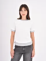 Remera de algodón en color negro con detalles en blanco en el cuello, mangas y ruedo. Presenta un diseño de estilo ringer con terminaciones acanaladas.