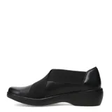 Zapatos casuales de mujer color negro, confeccionados en cuero con paneles elásticos cruzados en el empeine para un ajuste cómodo. Presentan una suela de plataforma baja y diseño sin cordones.