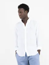 Camisa de hombre marca El Ganso, confeccionada en lino, de corte regular fit, cuello italiano, manga larga con puños simples y logo bordado en el pecho.