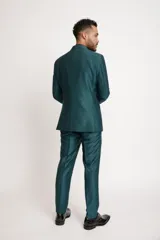 Traje de tres piezas color bronce con acabado satinado, compuesto por saco entallado, pantalón de vestir y chaleco con solapas estampadas en tonos grisáceos. Incluye moño a juego.