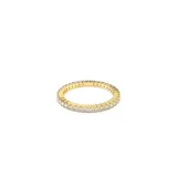 Anillo dorado con piedras blancas incrustadas alrededor de toda la circunferencia.