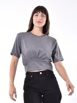 Remera blanca de corte crop con cuello redondo y mangas cortas.