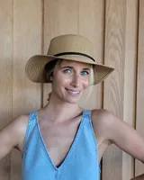 Sombrero de playa de paja color beige con cinta negra decorativa. Talle único con cintas ajustables en el interior y protección UV.