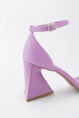 Sandalias color crema con tira delgada sobre los dedos, pulsera al tobillo con hebilla y taco geométrico.