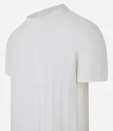 Remera de manga corta color beige, con cuello redondo y tejido texturizado acanalado.