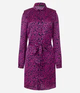 Vestido corto chemise en crepé con estampado de mini cerezas, cuello camisero, abotonado delantero, manga larga y lazo en la cintura.