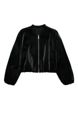 Campera bomber de textura satinada con cierre frontal de cremallera, cuello redondo y mangas largas con puños elásticos.