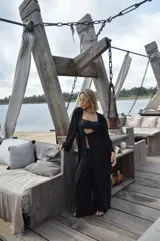 Kimono largo de crepe negro, con mangas largas y corte abierto.