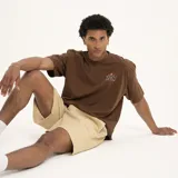 Short color beige con cintura elastizada y cordón ajustable.