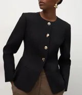 Blazer de sastrería estructurado en tejido crepe, con cuello redondo, cierre frontal con botones metálicos, bolsillos embutidos y mangas largas. Presenta un corte entallado que define la silueta.