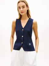 Chaleco de punto slim azul marino Tommy Hilfiger, confeccionado en puro algodón peinado, con cuello en V, botones dorados y logo bordado en la parte delantera.