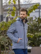 Campera gris con capucha, cierre frontal con cremallera y bolsillos laterales con cierre.